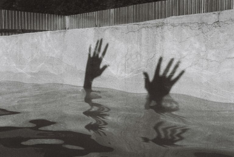 Sombras de dos manos sobre una superficie translúcida