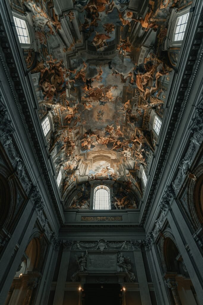 Techo ornamentado de una iglesia histórica visto desde el interior