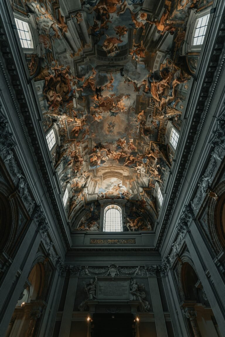 Techo ornamentado de una iglesia histórica visto desde el interior