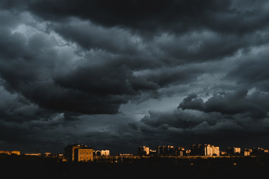 Nubes oscuras sobre una ciudad iluminada