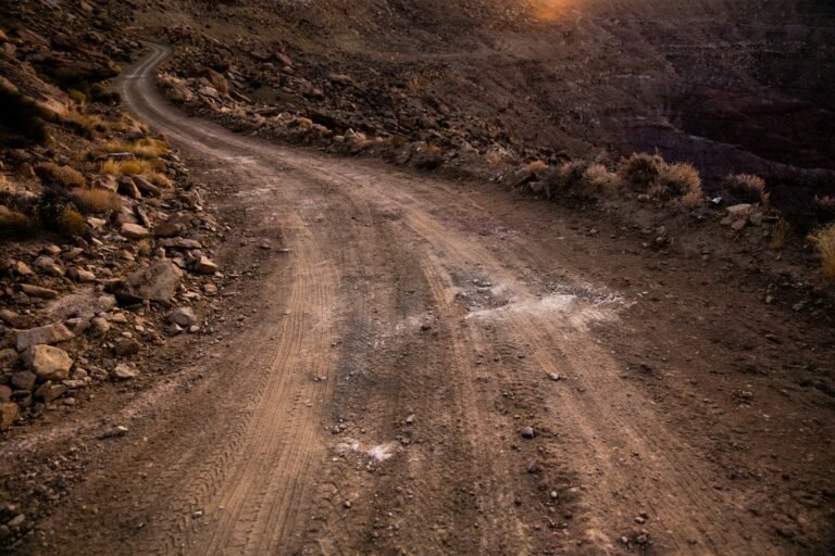Camino de tierra que serpentea entre montañas áridas